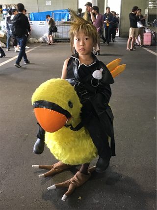 Illustration for article titled The Littlest Cloud Strife Cosplayer Needs A Small Chocobo